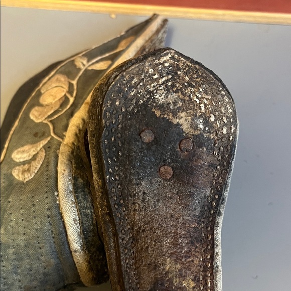 Antique Embroidered Blue and Cream Lotus Shoes - extremely rare - Picture 10 of 14